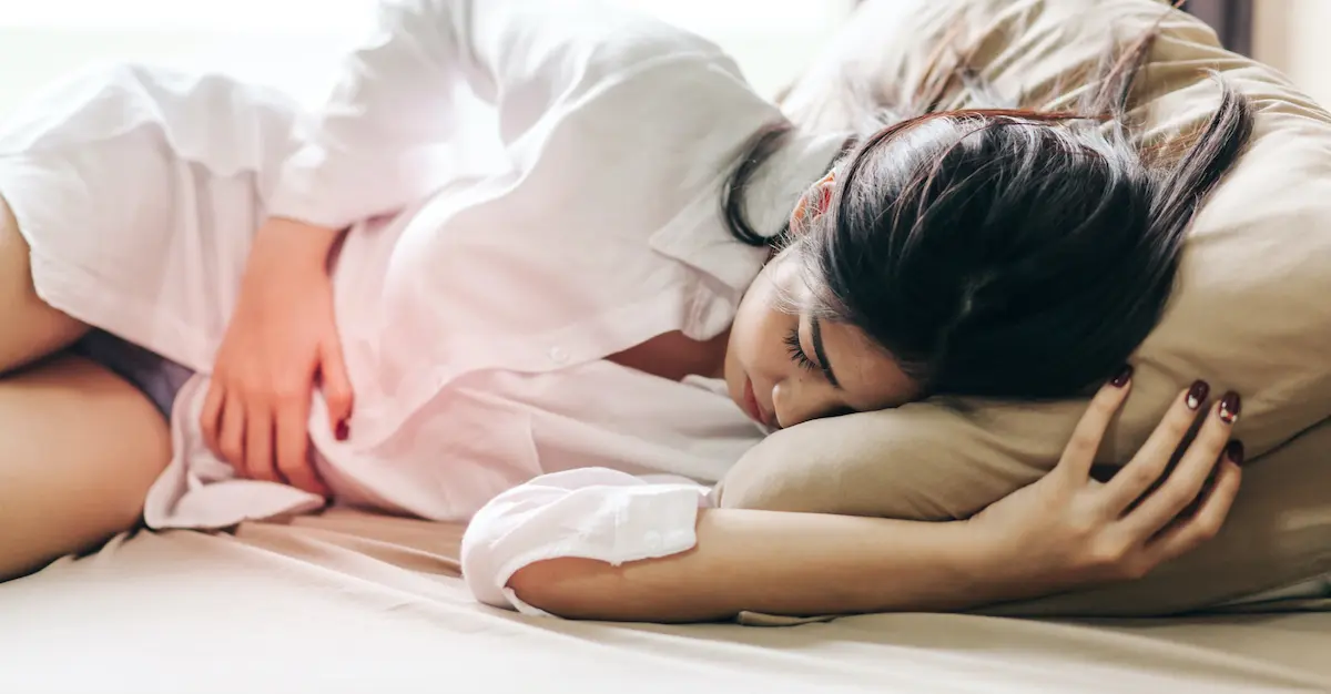 woman_sleeping-with-gut-pain